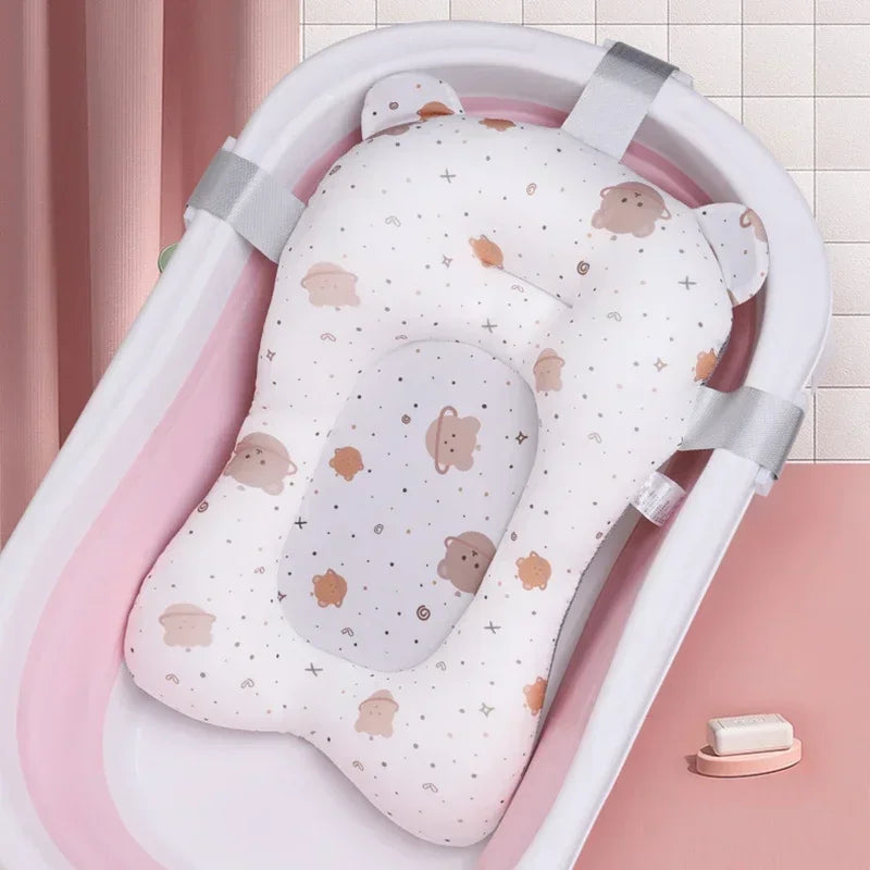 Bebé en el cojín de baño dentro de la tina